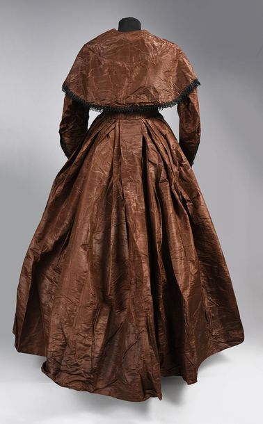 null Robe d'après-midi, vers 1850, robe en gros de Tours moiré café au lait, corsage...