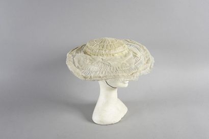 null Reunion of eight ladies' hats, circa 1900-1950, mainly: velvet cap with the...