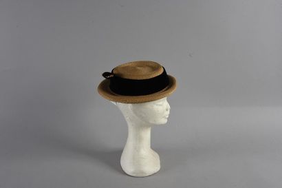 null Réunion de huit chapeaux de dame, 1900-1950 environ, principalement: calot de...