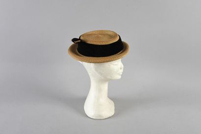 null Reunion of eight ladies' hats, circa 1900-1950, mainly: velvet cap with the...