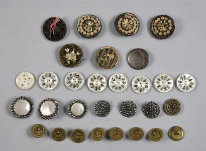 null Réunion de boutons, XVIIIe-XIXe siècles, principalement: six gros boutons d'habit...