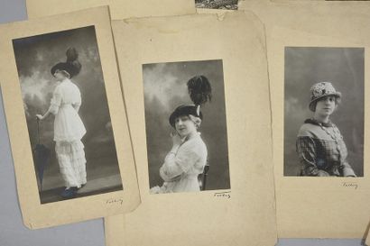 null Ensemble de onze photos de mode concernant le chapeau, vers 1910-1920, épreuves...