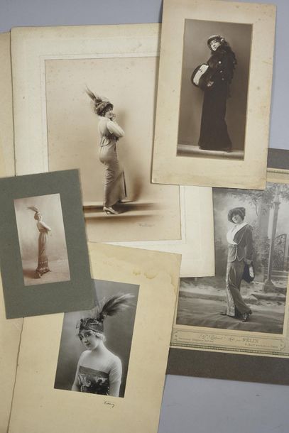 null Set of eleven fashion photographs relating to the hat, circa 1910-1920, black...
