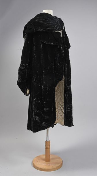 null Coat and bolero, beginning of the 20th century, mid-length coat in black velvet...