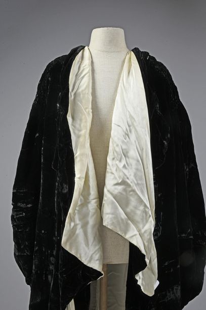 null Manteau et boléro, début du XXe siècle, manteau mi-long en panne de velours...