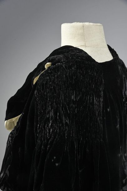 null Coat and bolero, beginning of the 20th century, mid-length coat in black velvet...