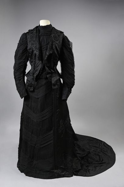 null Dress, circa 1900, dress with a jacket effect open over a bodice with a high...