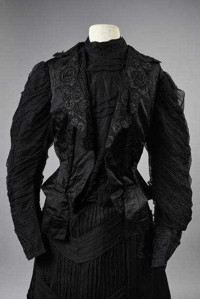 null Robe habillée, vers 1900, robe à effet de veste ouverte sur un corsage col montant...