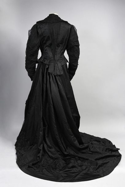 null Robe habillée, vers 1900, robe à effet de veste ouverte sur un corsage col montant...