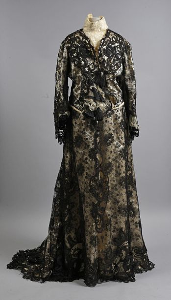 null Robe habillée, vers 1905, satin crème voilé de dentelle mécanique noire à décor...