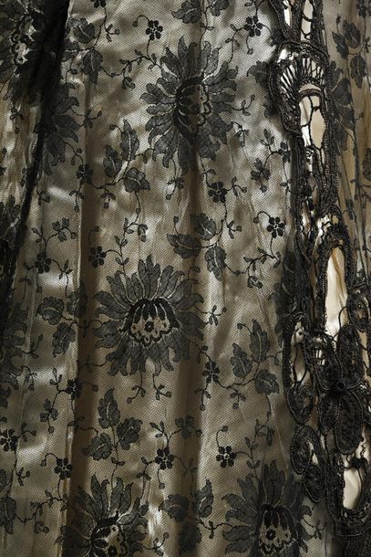 null Robe habillée, vers 1905, satin crème voilé de dentelle mécanique noire à décor...