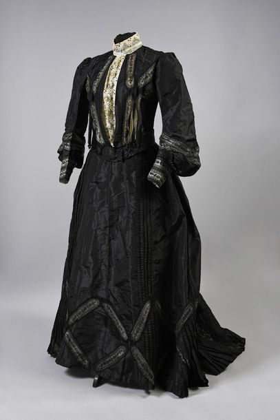 null Daytime dress, designed by Marix Frères Jeunes, Lyon, circa 1900, in black openwork...