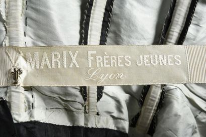 null Robe de jour, griffée Marix Frères Jeunes, Lyon, vers 1900, en taffetas noir...