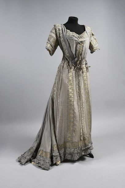 null Evening gown circa 1905-1910, grey silk chiffon dress applied with tone-on-tone...