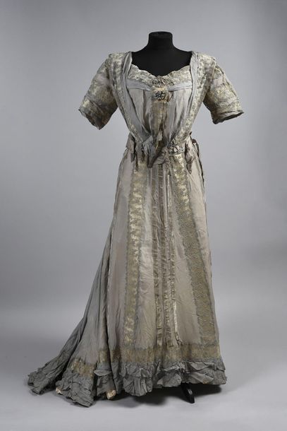 null Robe du soir vers 1905-1910, robe en mousseline de soie grise appliquée de rubans...