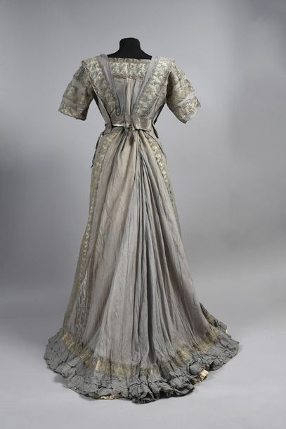 null Robe du soir vers 1905-1910, robe en mousseline de soie grise appliquée de rubans...