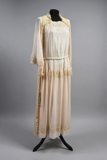 null Robe vers 1920, robe à manches longues en pagode resserrées au poignet, en mousseline...
