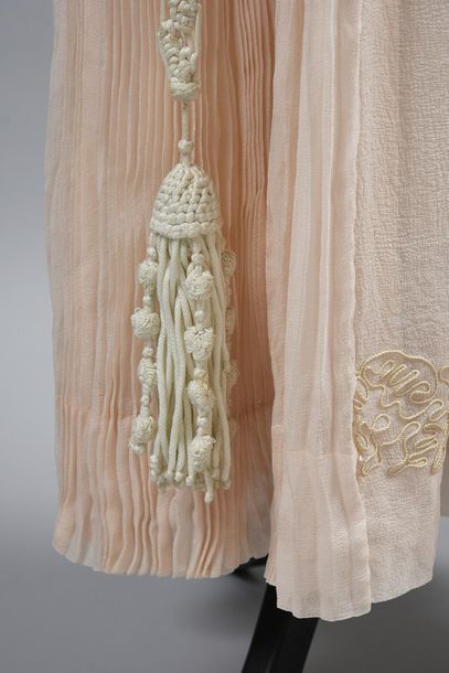 null Robe vers 1920, robe à manches longues en pagode resserrées au poignet, en mousseline...