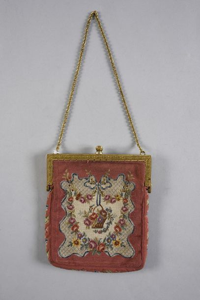 null Réticule vers 1910, poche à décor Louis XVI au panier fleuri en tapisserie au...