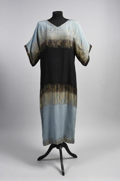 null Robe du soir vers 1925, robe longue à manches courtes, décolletée en v, en crêpe...
