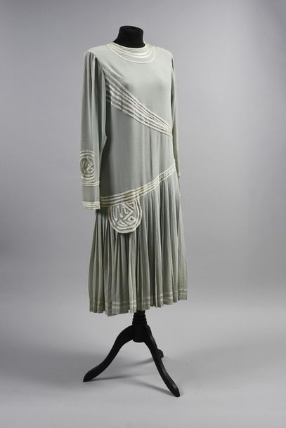 null Robe vers 1925, robe à manches longues, boutonnée sur l'épaule, en crêpe de...