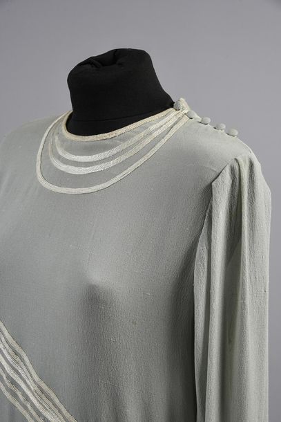 null Dress circa 1925, long-sleeved dress, buttoned on the shoulder, in almond green...