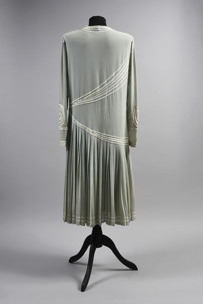 null Dress circa 1925, long-sleeved dress, buttoned on the shoulder, in almond green...