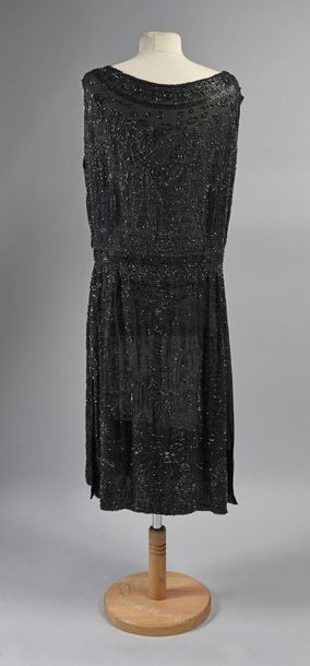 null Robe du soir brodée égyptomania, vers 1923, robe sans manches en crêpe de soie...