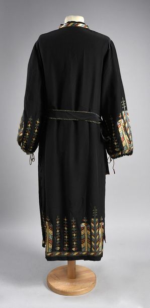 null Robe du soir, vers 1920-1925, tunique brodée syrienne à larges manches trois-quarts...