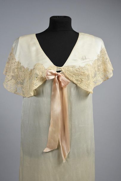 null Deux chemises de nuit vers 1930, l'une en satin de soie ivoire à grand col bordé...