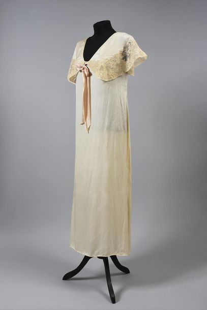 null Deux chemises de nuit vers 1930, l'une en satin de soie ivoire à grand col bordé...