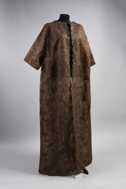 null Manteau du soir en dentelle, griffé Balenciaga, vers 1955, manteau ample à petites...