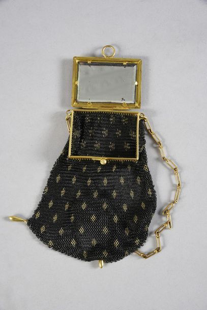 null Minaudière, vers 1910, la poche en maille d'acier noir et or lestée de trois...