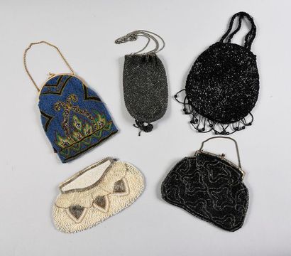 null Réunion de cinq réticules du soir en tricot et broderie de perles, 1900-1930...