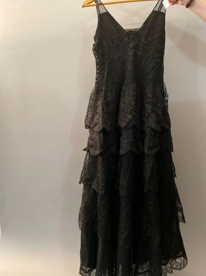 null Robe du soir, vers 1940-1950, robe en tulle et dentelle mécanique noire à décor...