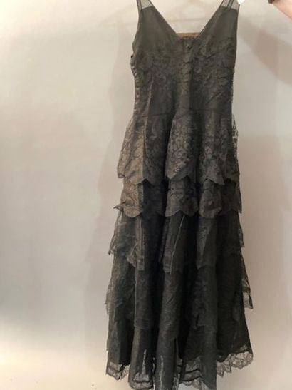 null Robe du soir, vers 1940-1950, robe en tulle et dentelle mécanique noire à décor...
