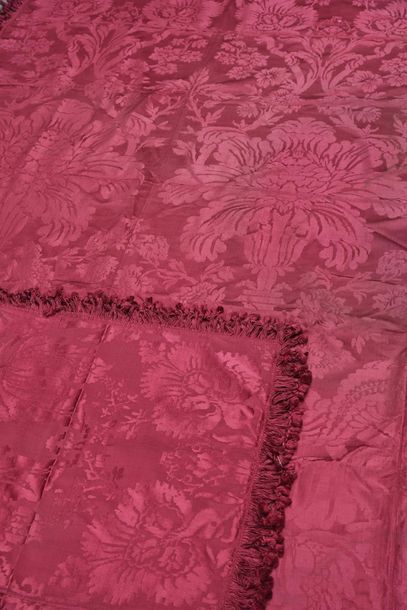 null Raspberry damask tablecloth, circa 1730, large pointed design with an open poppy...