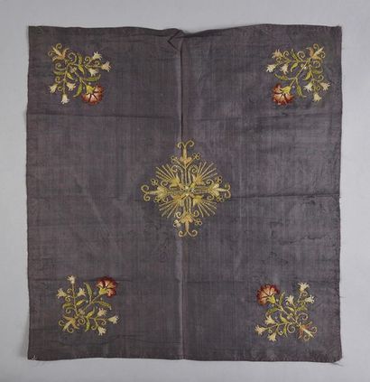 null Embroidered chalice veil, mid-17th century, grey silk taffeta embroidered with...