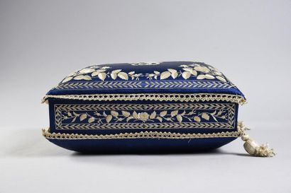 null Precious embroidery work box, second third of the XIXth century, box made of...