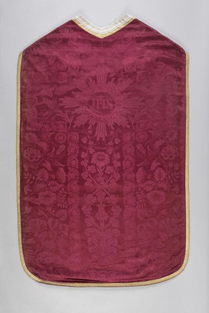 null Chasuble made of woven lampas, Restoration period, damask silk with violet decoration...