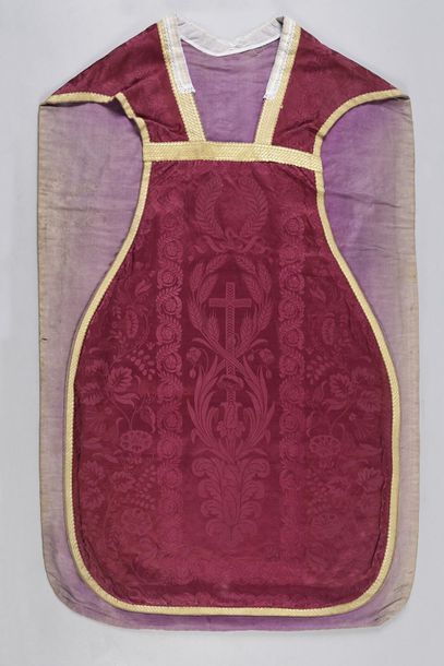 null Chasuble made of woven lampas, Restoration period, damask silk with violet decoration...
