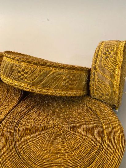null Important yardage of gilded system braid, 19th or early 20th century, shaped...