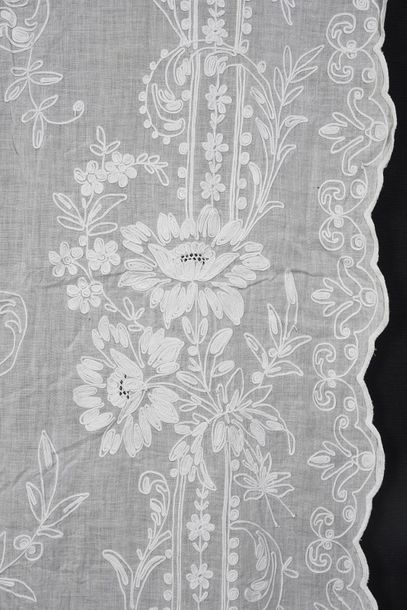 null Paires de rideaux en mousseline brodée, second tiers du XIXe siècle, mousseline...