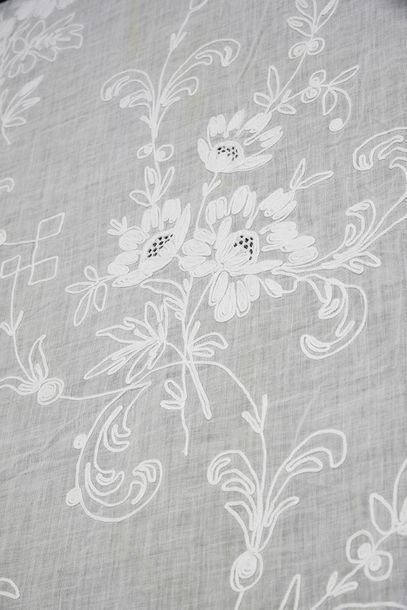 null Paires de rideaux en mousseline brodée, second tiers du XIXe siècle, mousseline...