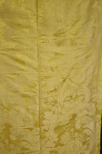 null Métrage of yellow damask, middle of the 19th century, silk, large Louis XV inspired...