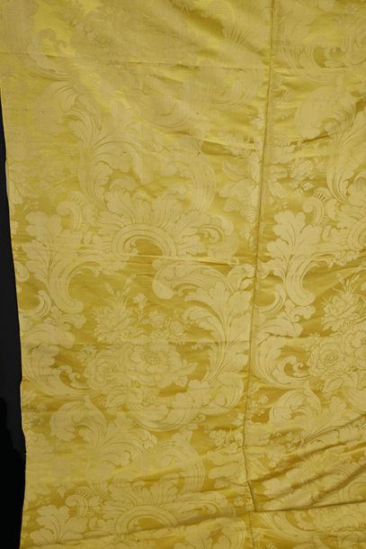 null Métrage de damas jaune, milieu du XIXe siècle, soie, grand décor d'inspiration...