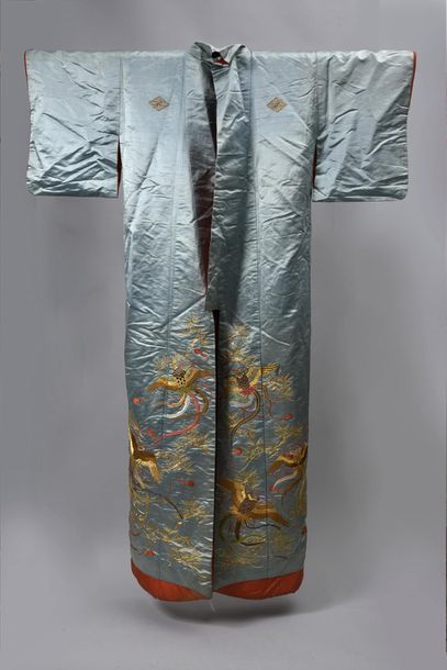 null Kimono, Japon, fin de l'époque Meiji, satin de soie bleu ciel brodé soie polychrome...