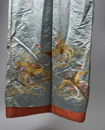 null Kimono, Japon, fin de l'époque Meiji, satin de soie bleu ciel brodé soie polychrome...