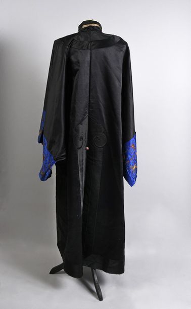 null Manteau d'homme, Chine, début du XXe siècle, manteau en satin noir; parements...