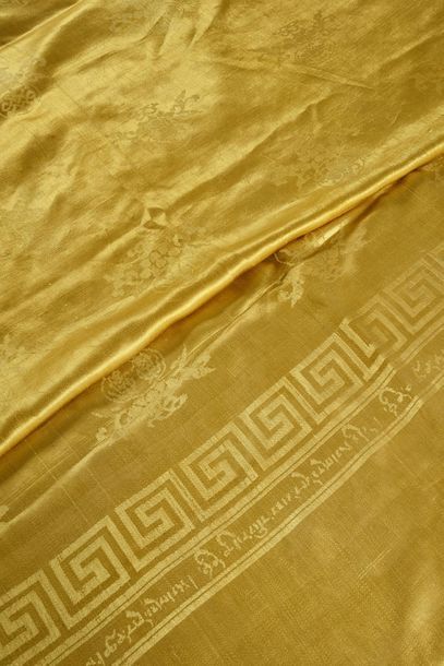 null Châle, Tibet, XIXe siècle , châle en damas de soie jaune bouton d'or tissé d'une...